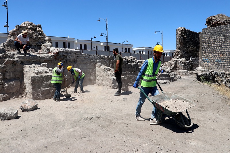 Diyarbakır'daki kazılar sürüyor